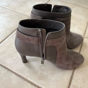Gorgeous Suede Bandolino ankle boots. Size 6.5.